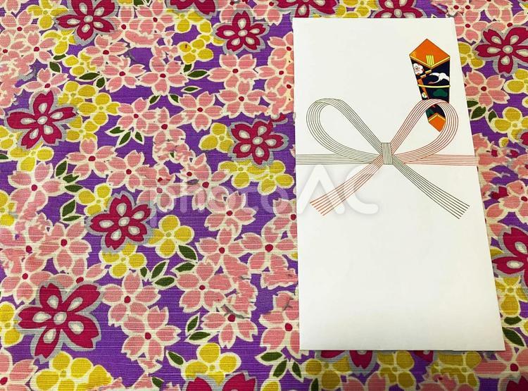 のし袋と華やかな和柄布の背景 のし袋,封筒,祝儀袋の写真素材