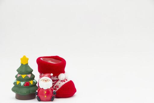 クリスマスツリーと赤いブーツとサンタ クリスマス,クリスマスツリー,サンタクロースの写真素材