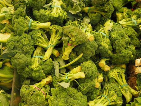 市場で販売されるブロッコリー 市場で販売されるブロッコリー ブロッコリー,野菜,緑黄色野菜の写真素材