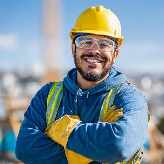 笑顔の建設作業員 笑顔の建設作業員の写真