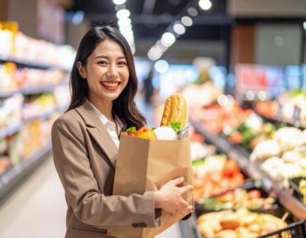 買い物している女性 買い物している女性の写真