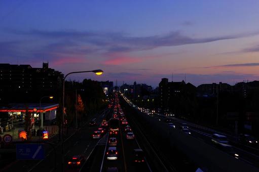 秋のたそがれの新御堂筋、桃山台付近 新御堂筋,国道423号線,道路の写真素材