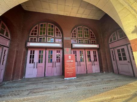 赤レンガの香港ウェスタンマーケット 香港,赤レンガ,ピンクの扉の写真素材