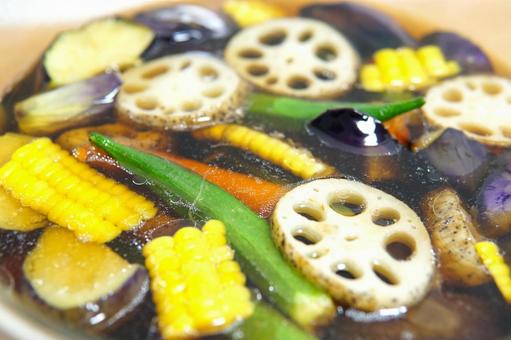 夏野菜の揚げ浸し(ボウル寄り) 夏野菜の揚げ浸し(ボウル寄り) 夏野菜,揚げびたし,副菜の写真素材