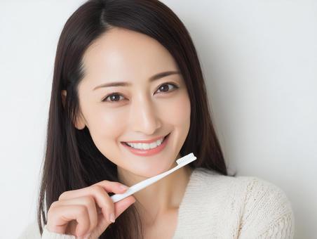 ハブラシを持つ歯磨き中の女性 ハブラシを持つ歯磨き中の女性の写真