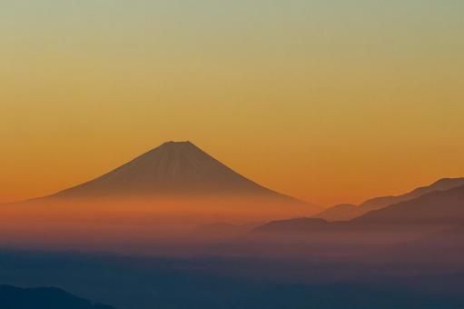 年賀状素材_富士山と朝焼けの空 年賀状素材_富士山と朝焼けの空 富士山,年賀状,正月の写真素材