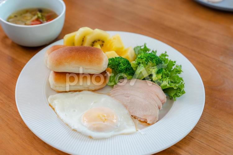 パンと卵と野菜の朝食 朝食,パン,卵の写真素材