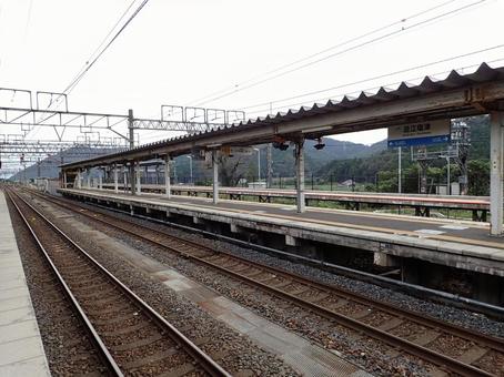 近江塩津駅のホームの写真