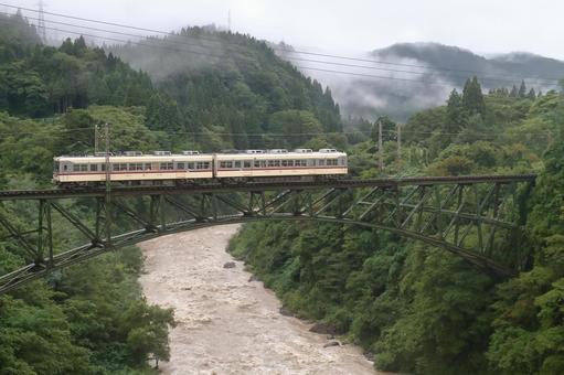 富山地方鉄道、千垣鉄橋を渡る14760形 富山地方鉄道,富山地鉄,地鉄の写真素材