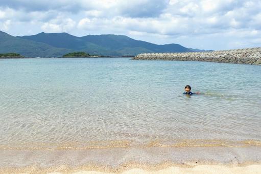 素材>海へ泳ぎにきて水飛沫をあげる男の子 素材>海へ泳ぎにきて水飛沫をあげる男の子 子供,男性,人物の写真素材