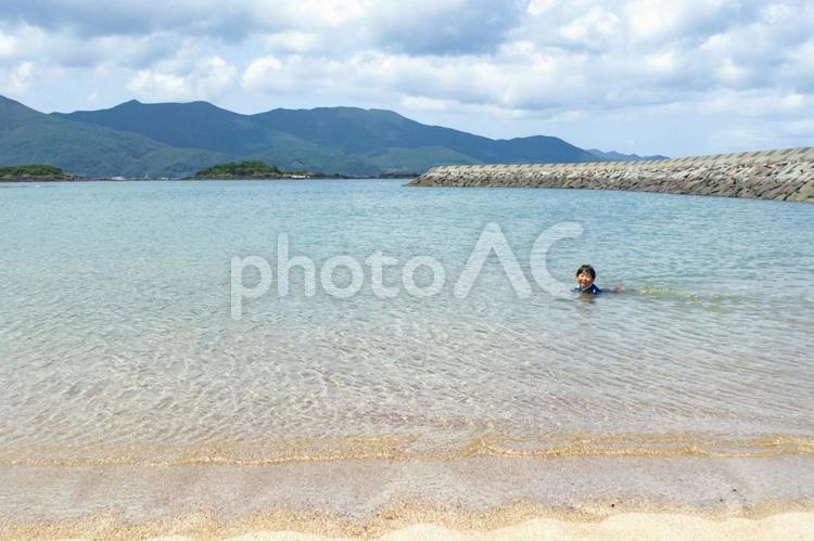 素材＞海へ泳ぎにきて水飛沫をあげる男の子 子供,男性,人物の写真素材