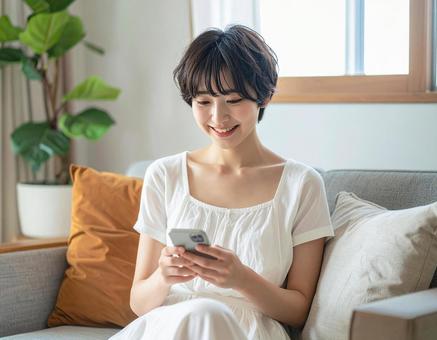 スマホを見る女性 スマホを見る女性の写真