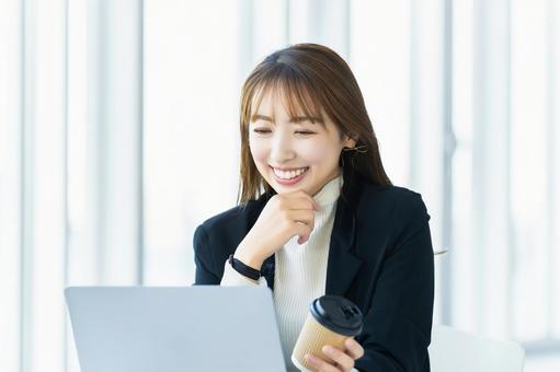 パソコンを使う女性・ビジネスウーマン 女性,パソコン,働くの写真素材