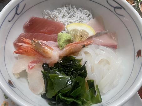 海鮮丼　ワカメ入りの写真