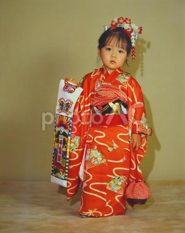 七五三　千歳飴を持つ着物の女の子 七五三,千歳飴,子供の写真素材