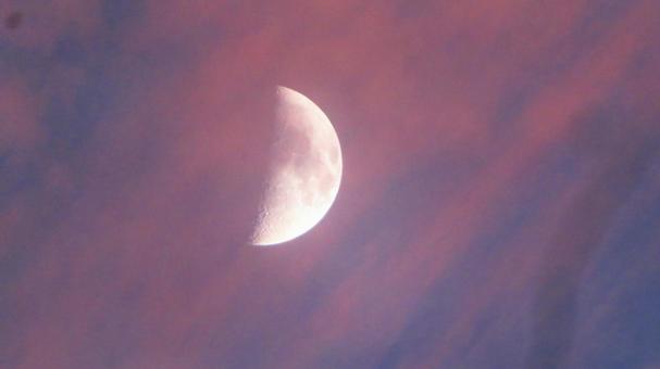 茜空に月染まるの写真