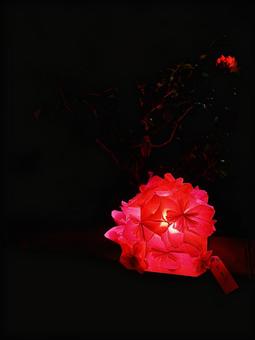闇夜に咲く花のように灯るランプシェードの写真
