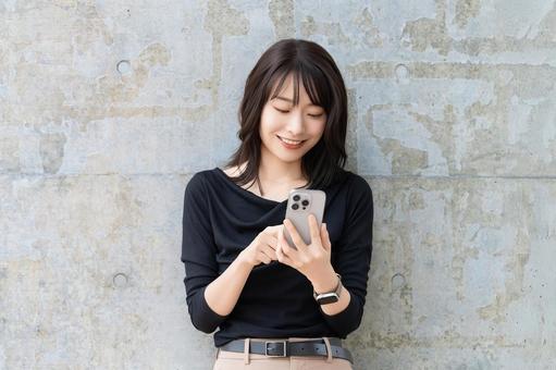 スマホを使う女性・ビジネスウーマン スマホを使う女性・ビジネスウーマン 女性,スマホ,スマートフォンの写真素材