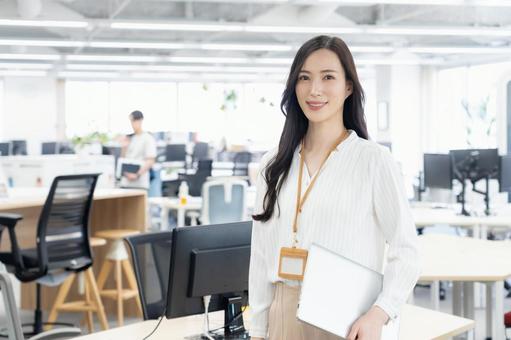 オフィスカジュアルの若い女性エンジニア オフィスカジュアルの若い女性エンジニアの写真