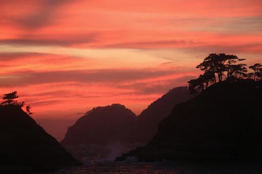 堂ヶ島の島の向こうに綺麗な夕陽 堂ヶ島の島の向こうに綺麗な夕陽 綺麗な夕陽,堂ヶ島,島の向こうにの写真素材
