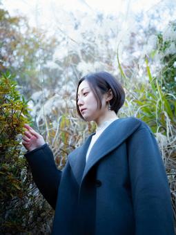 31:公園を散策する女性 31:公園を散策する女性 公園,散策,散歩の写真素材