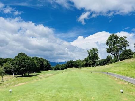 山並みを背景にしたゴルフコース 山並みを背景にしたゴルフコースの写真