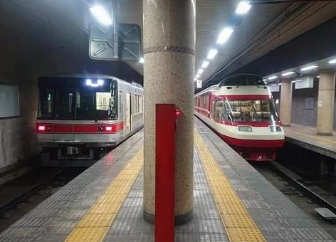 長野電鉄長野駅での並び 長野電鉄長野駅での並び 長野電鉄,特急ゆけむり,ゆけむり号の写真素材