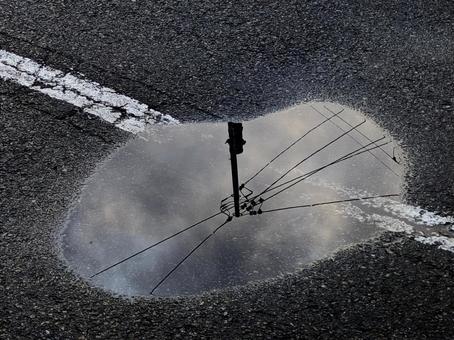 水溜まり 水溜まり 水溜まり,水たまり,アスファルトの写真素材