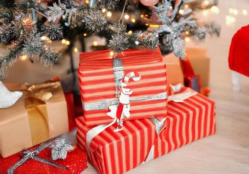 クリスマスツリーの下のプレゼント（赤） ツリー,冬,寒いの写真素材