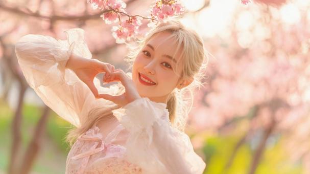 春の桜と笑顔の女性 春の桜と笑顔の女性の写真