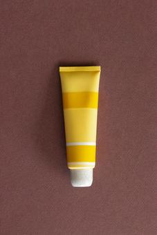 Yellow tube (brown background), JPG Yellow tube (brown background), JPG
