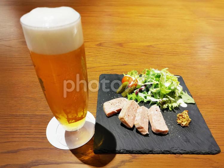 ビール　と　おつまみセット ビール,盛り合わせ,おつまみセットの写真素材