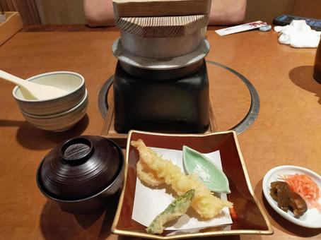 かにと松茸の釜めし かにと松茸の釜めし かにと松茸の釜めし,釜飯,釜めしの写真素材