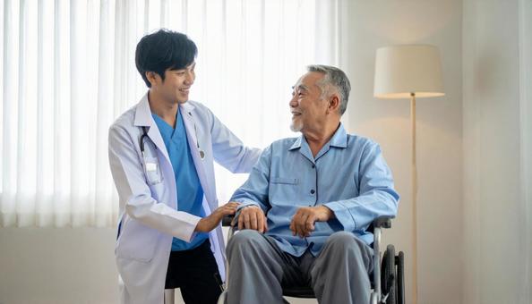 診察をする日本人男性医師 診察をする日本人男性医師の写真