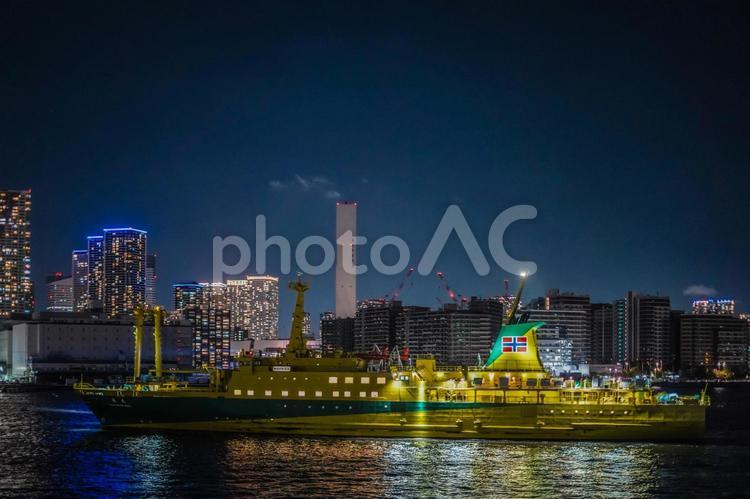 夜の貨物船と都市 貨物船,都市,夜景の写真素材