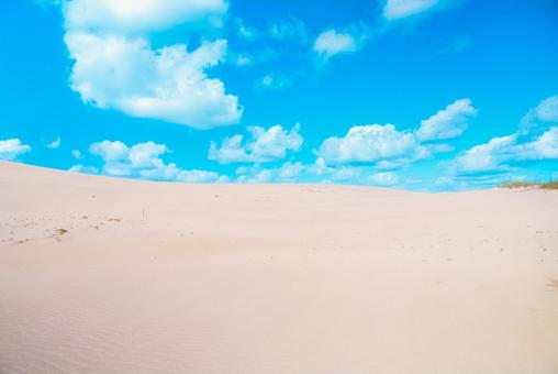 【鳥取】青空と鳥取砂丘の写真