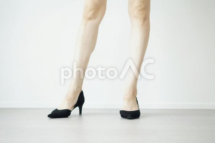 ハイヒールをはいた美脚の女性の足元 美脚,ハイヒール,足元の写真素材