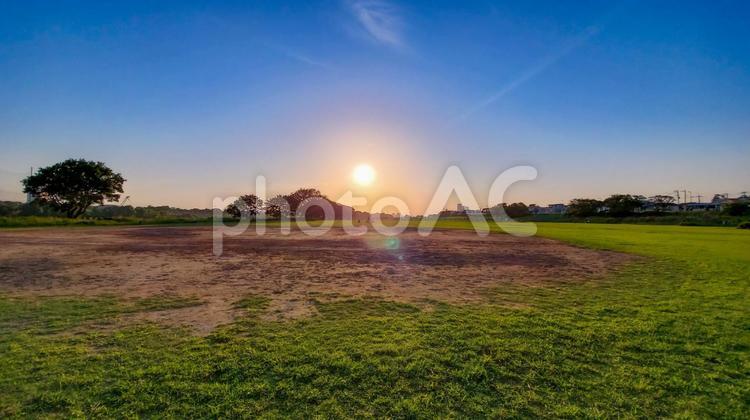 河川敷の夕景 河川敷の夕景,河川敷,夕景の写真素材