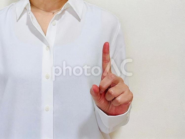 「1」と人差し指を立てる女性 一番,女性,人差し指の写真素材