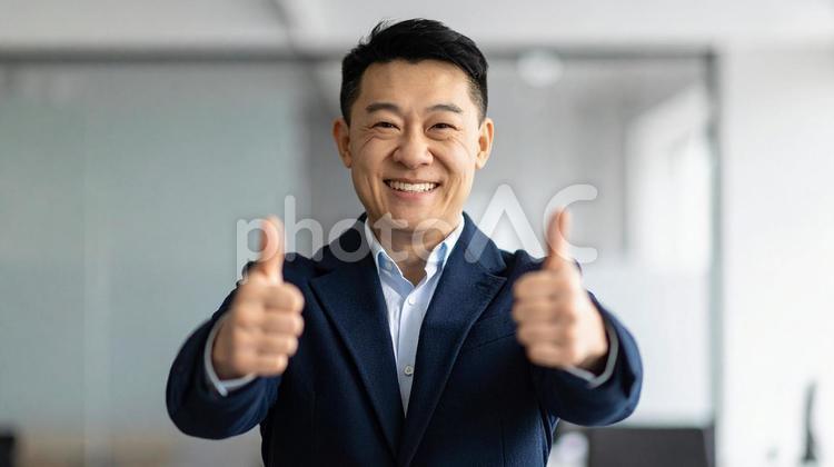 サムズアップする日本人男性2 サムズアップ,男性,笑顔の写真素材