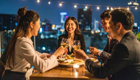 合コンで乾杯する男女の写真