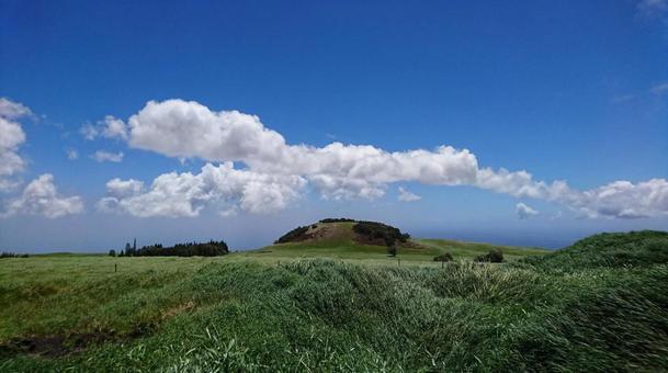 草原と雲(ハワイ島) 草原と雲(ハワイ島)の写真