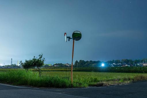 孤独を映す鏡 孤独を映す鏡 夜,夜景,深夜の写真素材