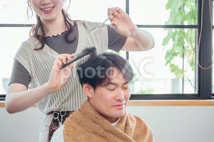 美容室に来た男性と美容師（カット） カット,ヘアカット,美容師の写真素材