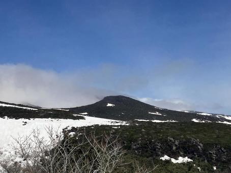 残雪の安達太良山へ登山11 残雪の安達太良山へ登山11 安達太良山,登山,トレッキングの写真素材