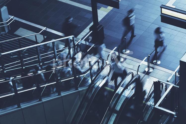 エスカレーターを利用する人々  ビジネス,ビジネスマン,ビジネスイメージの写真素材