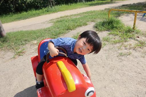 【公園】遊具に乗る子供と笑顔 【公園】遊具に乗る子供と笑顔の写真