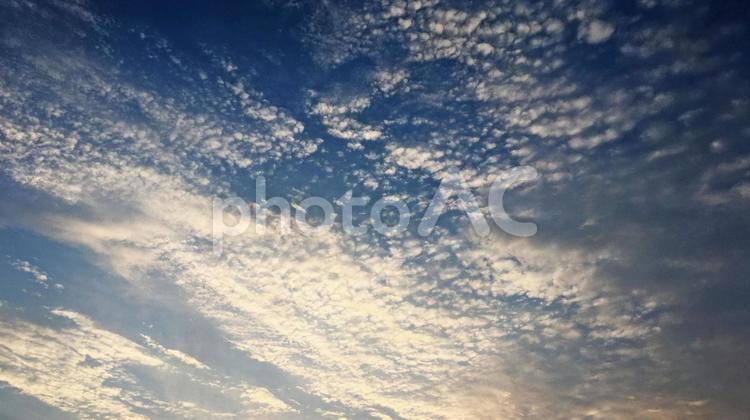 日が昇った直後の空と雲 朝日,朝陽,空の写真素材