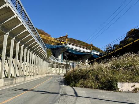 秋の山奥の道路　福井県大野市九頭竜川周辺 道路,九頭竜湖,福井県の写真素材