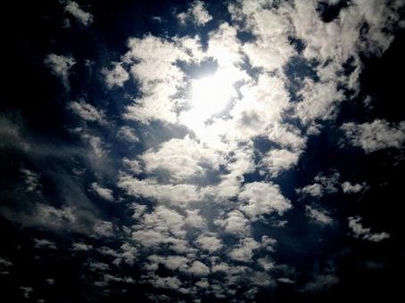 印象的な空 太陽光と雲とダークな空 印象的な空 太陽光と雲とダークな空の写真